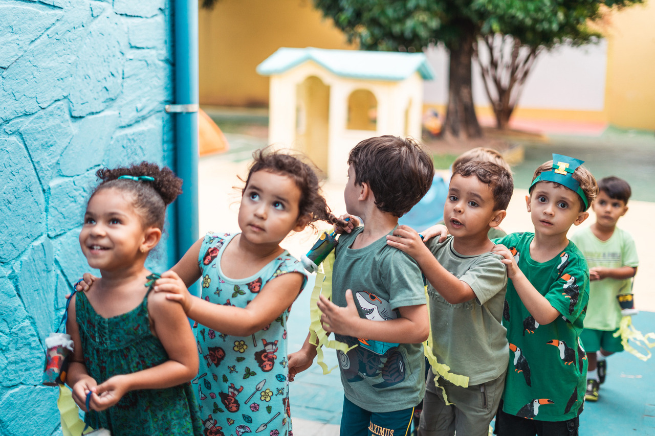Turma reunida durante uma celebração na escola