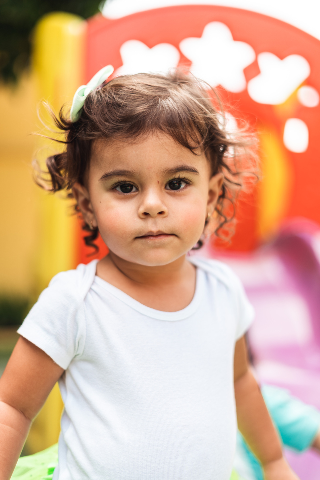 Retrato espontâneo de criança durante o evento escolar