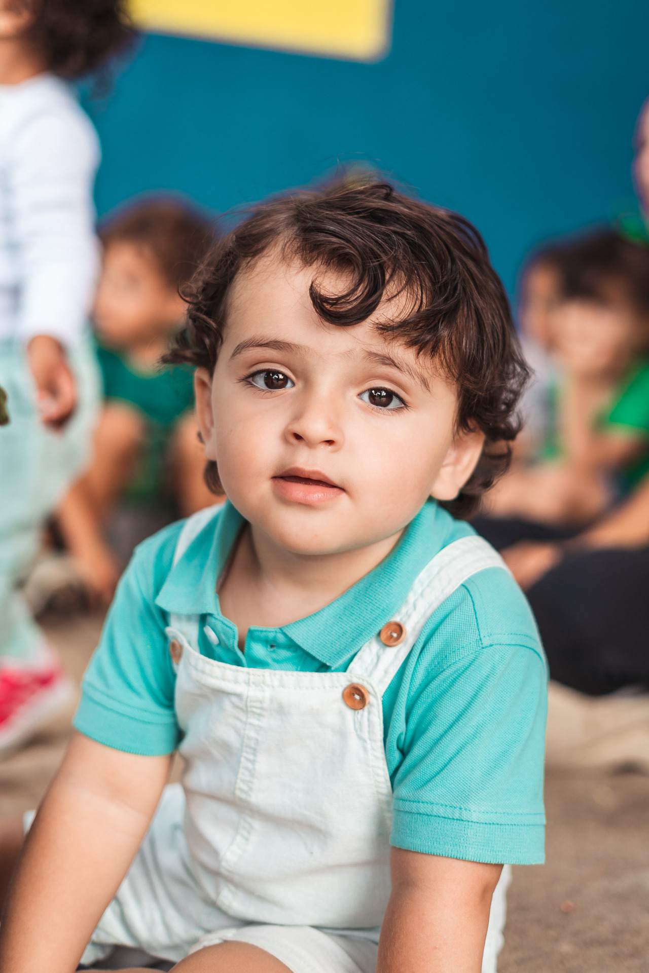 Criança acompanha uma apresentação na escola