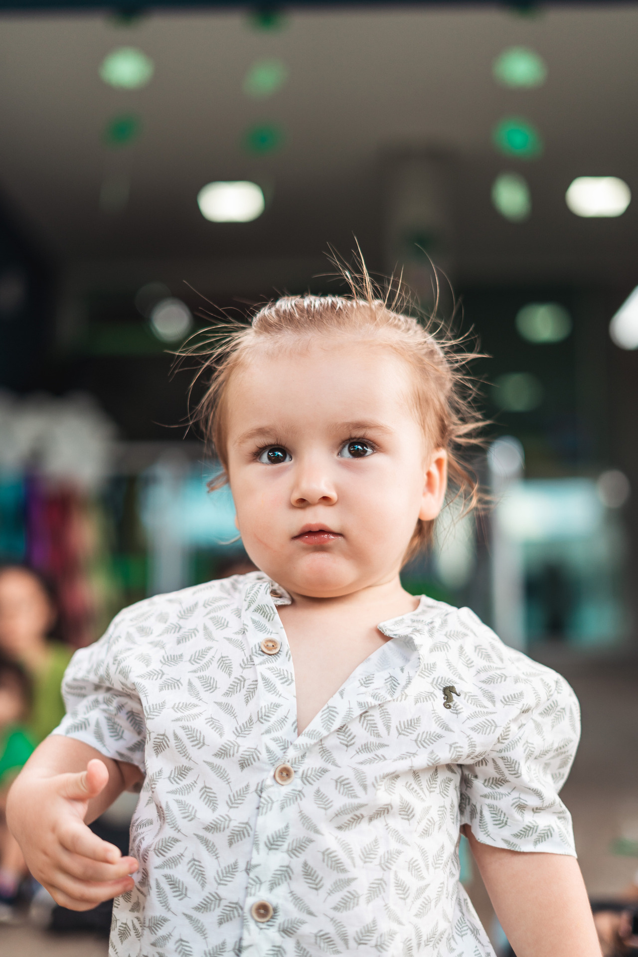 Retrato de criança durante a programação escolar