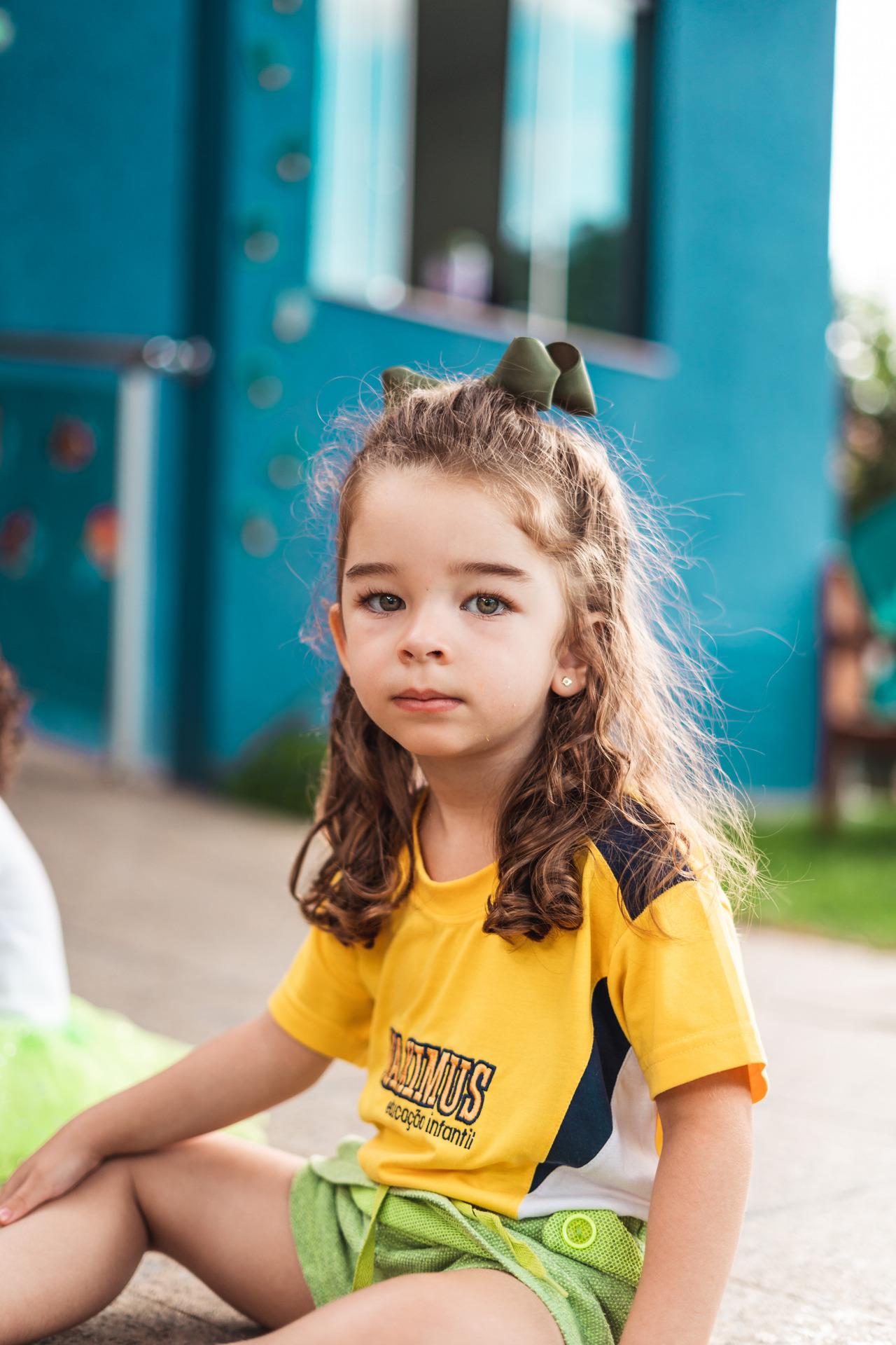 Criança participa de uma brincadeira na escola