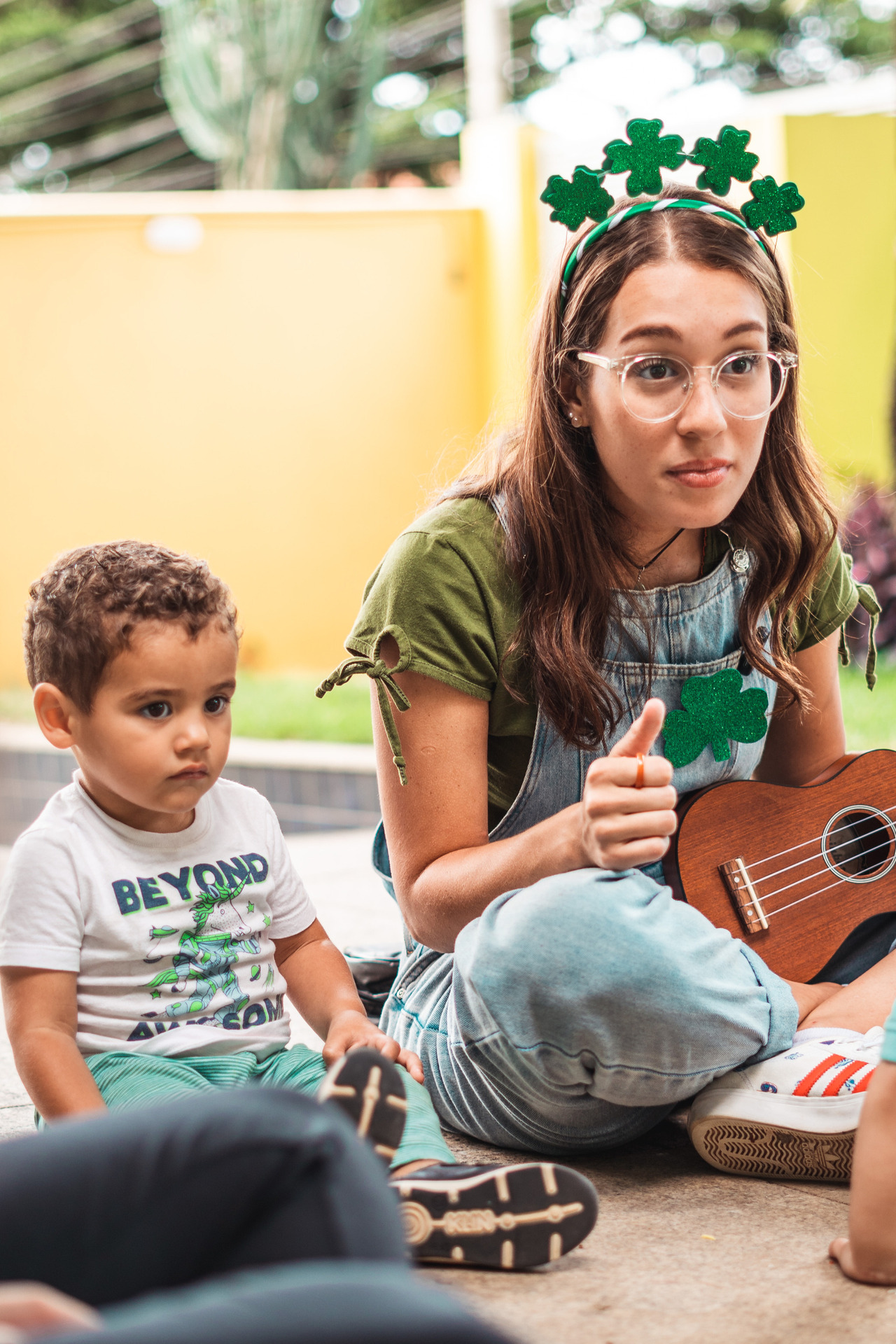 Professora conduz uma atividade musical com as crianças