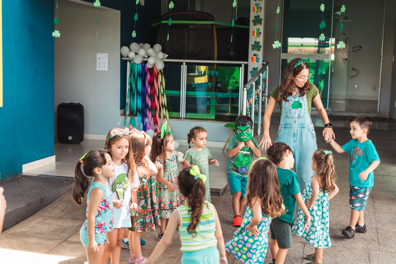 Crianças participam juntas da celebração escolar